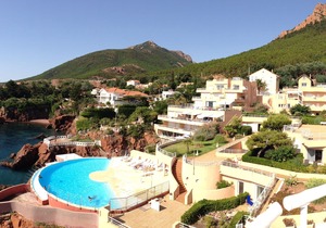 Apartment sleeps 5 with sea view and private garden