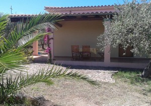 APARTMENT VILLA DEGLI ULIVI AND ROSE 300m FROM THE SEA, MARINA DI OROSEI