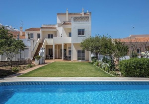 Apartment Villas Brites nº4 with Shared Pool, Shared Garden, Balcony & Wi-Fi