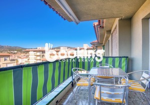 APARTMENT WITH SEA VIEW, WIFI AND COMMUNITY POOL, VERY CLOSE TO EVERYTHING