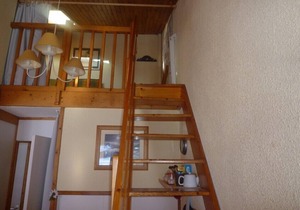Apartment with stunning views ideally situated on the slopes and shops nearby.