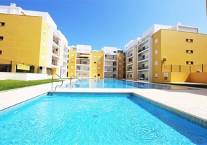 Apartment with swimming pool