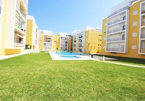 Apartment with swimming pool