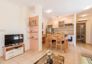 Apartments Marjanca, (16179), Klimno, hr