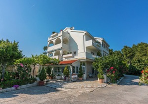 Apartments Vila Antula (66781-A6) - Banjol - island Rab