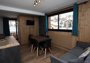 Appartement 6 pers rénové, lumineux, proche des pistes et commerces, balcon et parking privé. - FR-1-417-141