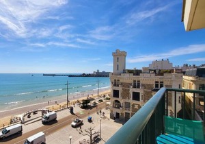 Appartement moderne rénové - Face mer - Terrasse - WiFi gratuit - FR-1-92-818