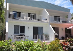 Arcadia Beach Unit 4 - Charming sunny apartment with front row balcony view over Geoffrey Bay