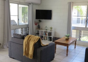 Arcadia Beach Unit 4 - Charming sunny apartment with front row balcony view over Geoffrey Bay