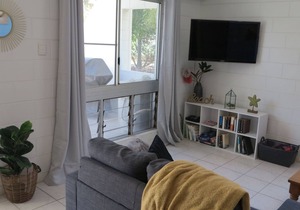 Arcadia Beach Unit 4 - Charming sunny apartment with front row balcony view over Geoffrey Bay