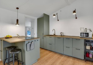 Are you dreaming of an idyllic vacation close to water and nature? Then this bright vacation home wi