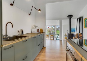 Are you dreaming of an idyllic vacation close to water and nature? Then this bright vacation home wi