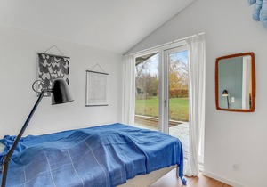 Are you dreaming of an idyllic vacation close to water and nature? Then this bright vacation home wi