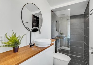 Are you dreaming of an idyllic vacation close to water and nature? Then this bright vacation home wi