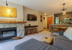 Aspen #545 Prime Ski-in Ski-out Location! Top Floor Unit, Pool, Hot tubs, BBQ