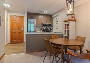 Aspen #545 Prime Ski-in Ski-out Location! Top Floor Unit, Pool, Hot tubs, BBQ