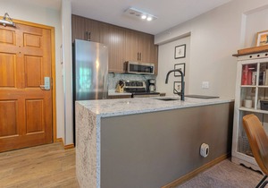 Aspen #545 Prime Ski-in Ski-out Location! Top Floor Unit, Pool, Hot tubs, BBQ