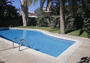 AT011 LES PALMERES: Apartment for 5 people with pool on the beach front
