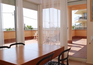 AT019 LES PALMERES: Apartment overlooking the beach. Communal swimming pool.