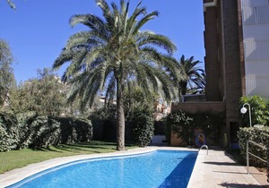 AT019 LES PALMERES: Apartment overlooking the beach. Communal swimming pool.