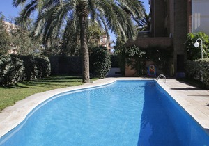 AT019 LES PALMERES: Apartment overlooking the beach. Communal swimming pool.