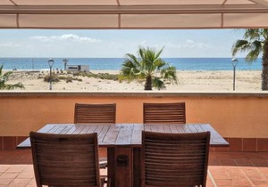 AT019 Vistas frontales de la playa, con piscina