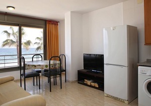 AT172 BAIX A MAR: Apartment on the beachfront