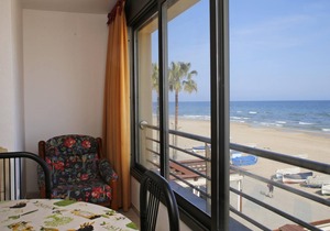 AT172 BAIX A MAR: Apartment on the beachfront