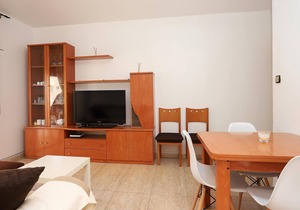 AT174 BAIX A MAR: Tree bedroom apartment a few meters from the beach