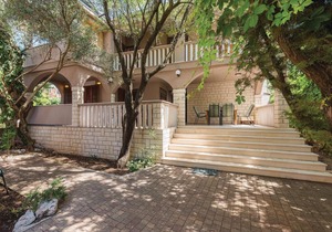 Awesome apartment in Grebastica