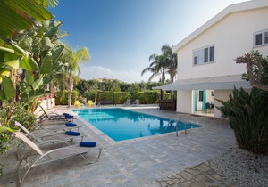Ayia Napa Holiday Villa AT26 - a villa that sleeps 10 guests in 4 bedrooms