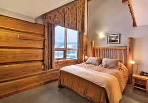 Basecamp Lodge Golden | Family Room
