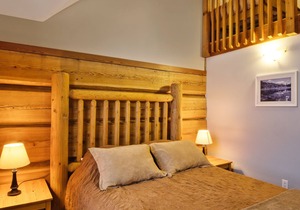 Basecamp Lodge Golden | Family Room