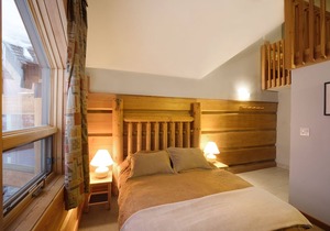 Basecamp Lodge Golden | Queen and Two Twins