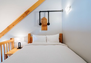Basecamp Lodge Golden | Queen Suite Room