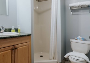 Basecamp Lodge Golden | Queen Suite Room