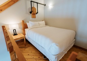 Basecamp Lodge Golden | Queen Suite Room
