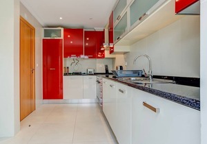 Bay H Modern townhouse very central, fabulous sea views!
