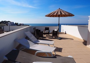 Bay H Modern townhouse very central, fabulous sea views!