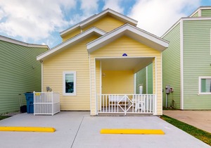 Bayfront Getaway w/ Fast WiFi, Front & Back Patios plus Shared Pool & Hot Tub