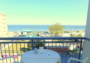 Beachfront! Beautiful apartment overlooking the beach