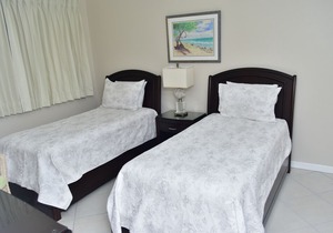 Beachfront Ocean Level Condo on 7 Mile Beach - 3 Rm - Pool/Jac