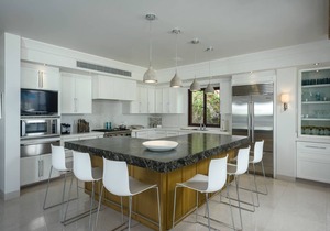 Beachfront Villa Pacifica includes Luxury Swimming Pool & Gourmet Kitchen!