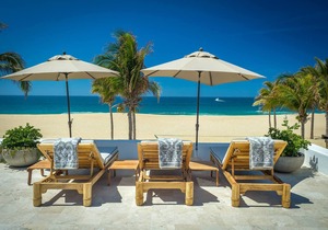 Beachfront Villa Pacifica includes Luxury Swimming Pool & Gourmet Kitchen!