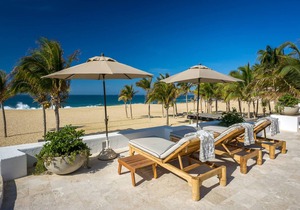 Beachfront Villa Pacifica includes Luxury Swimming Pool & Gourmet Kitchen!