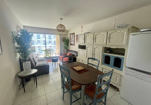 Beachside Comfort: Cozy 2BR Apartment Near Shops, Market, and Activities