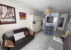 Beachside Comfort: Cozy 2BR Apartment Near Shops, Market, and Activities