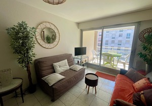 Beachside Comfort: Cozy 2BR Apartment Near Shops, Market, and Activities