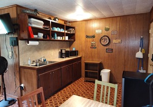 "Bearly Behaving" is a quaint, rustic cabin on Lake Sam Rayburn, TX - (# 5)