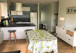 Beautiful 2-bedroom apartment, tastefully decorated, located in a residence facing.